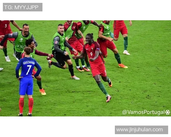 追随绿茵传奇定格足球球星背影展现永不熄灭的热爱瞬间