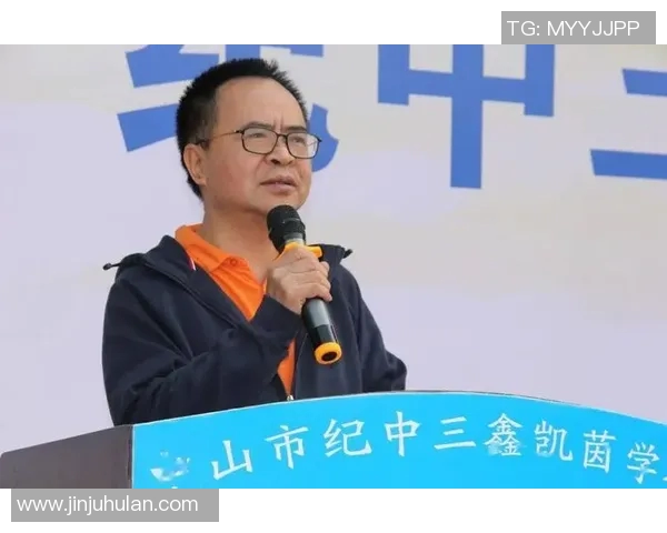 新疆足球名将雕像矗立绿茵场展现体育精神与时代风采