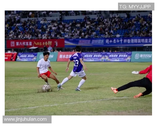 足球明星场上吃鼻屎被拍到引发热议 网友纷纷讨论体育偶像形象